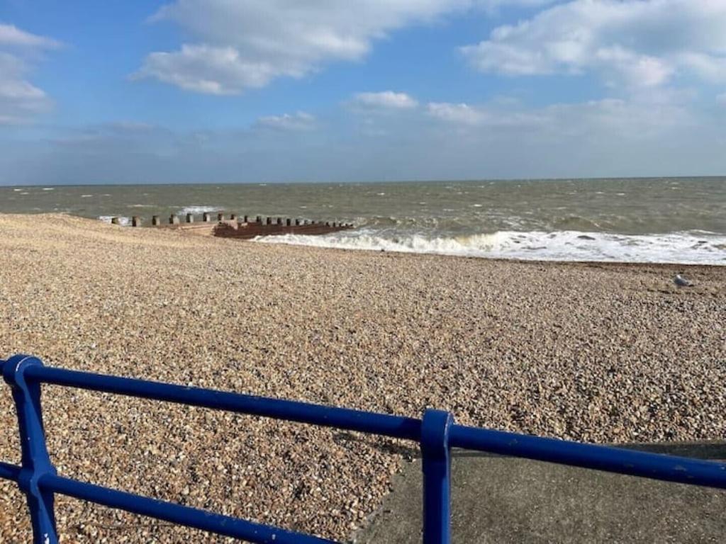 "The Quirky" Seafront Apartment Eastbourne Bagian luar foto